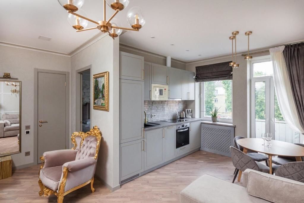 Апартаменты SO Retreat to a Quiet Leafy Street near the Buzz of Downtown Минск-69