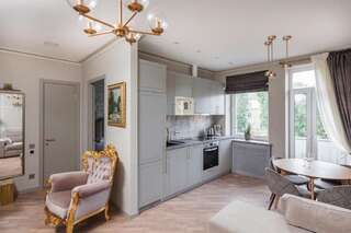 Апартаменты SO Retreat to a Quiet Leafy Street near the Buzz of Downtown Минск Апартаменты-66