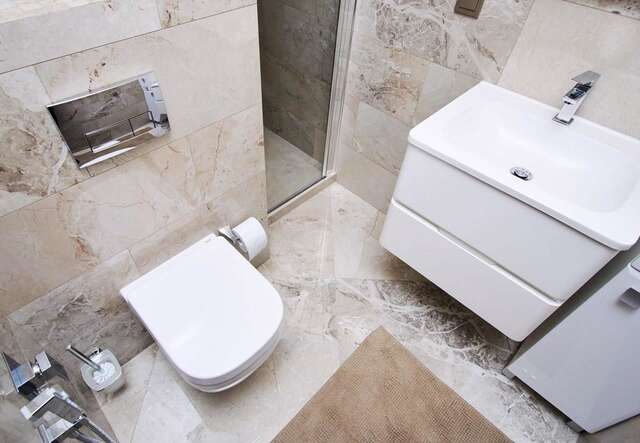 Апартаменты SO Retreat to a Quiet Leafy Street near the Buzz of Downtown Минск-27