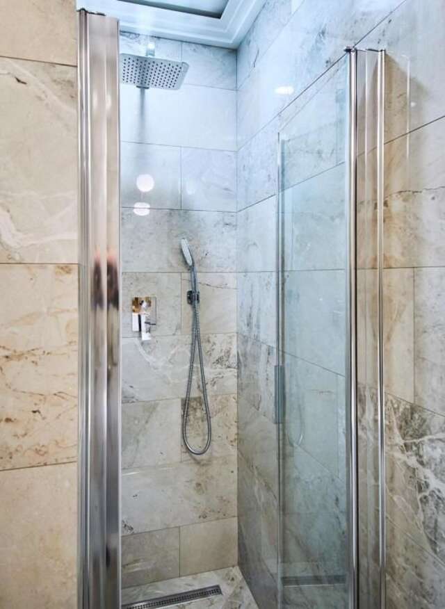 Апартаменты SO Retreat to a Quiet Leafy Street near the Buzz of Downtown Минск-56