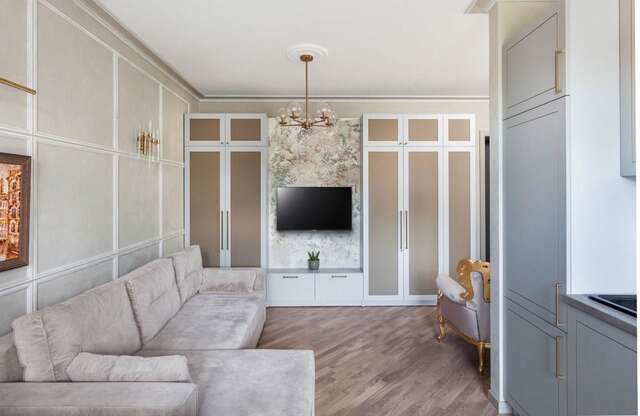 Апартаменты SO Retreat to a Quiet Leafy Street near the Buzz of Downtown Минск-8