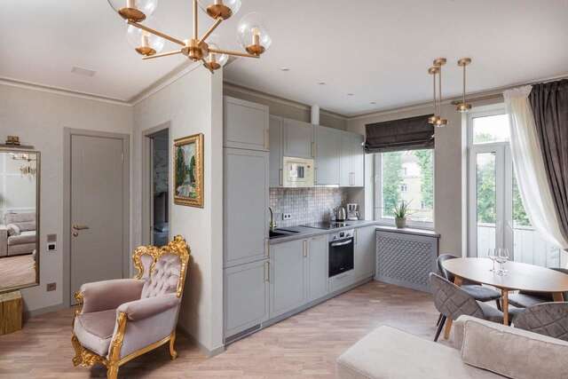 Апартаменты SO Retreat to a Quiet Leafy Street near the Buzz of Downtown Минск-10